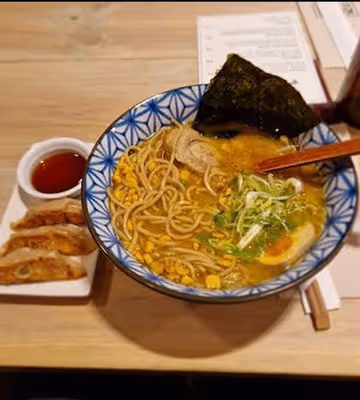 Imagen de ramen y gyozas extraída de una reseña de un cliente
