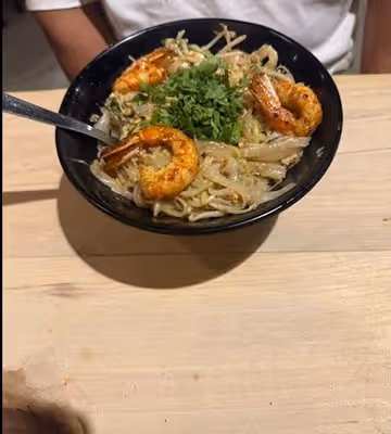 imagen de pad thai extraída de la reseña de un cliente