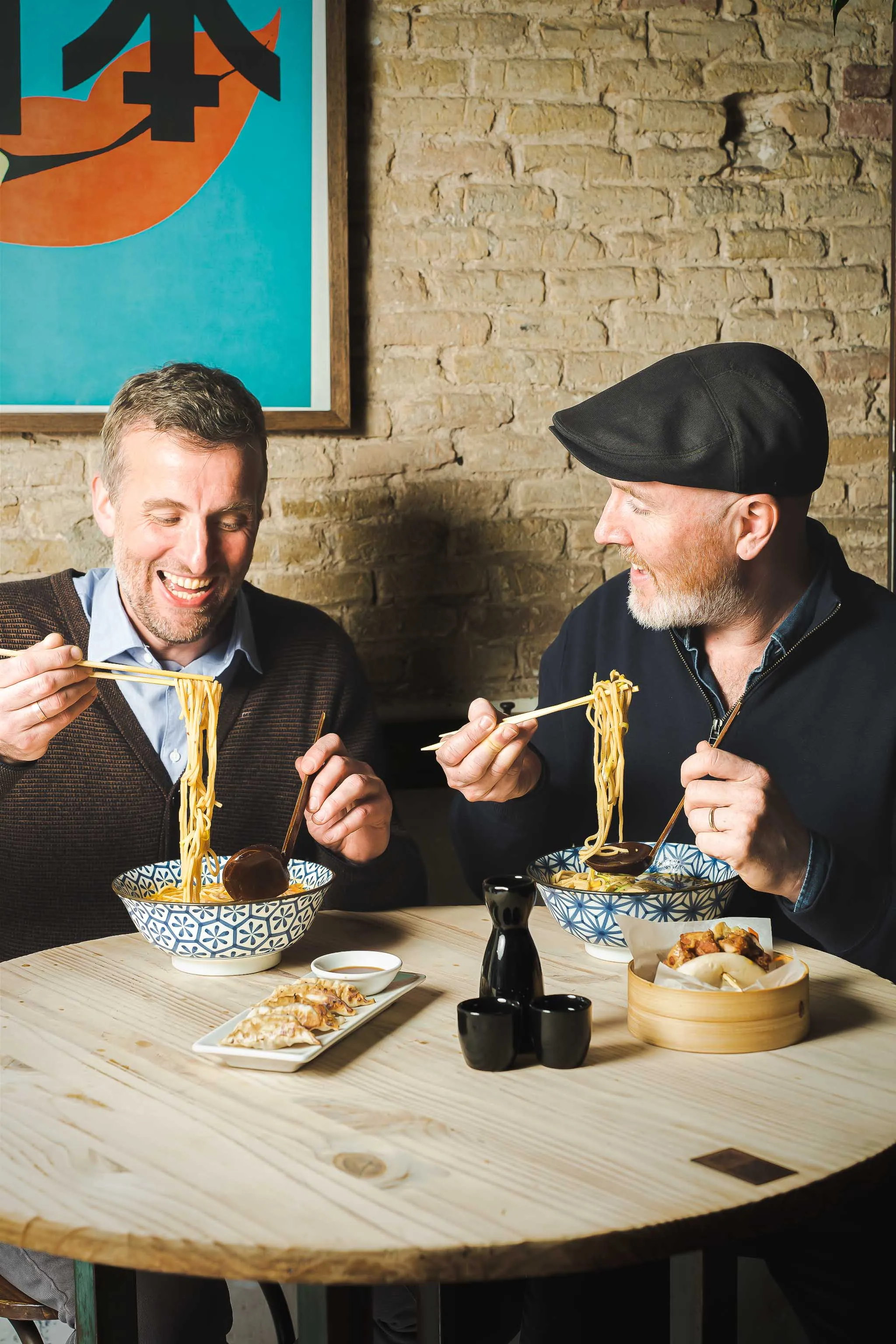 Los propietarios, Ross y Mark, disfrutando de su tazón de ramen y pasando un buen rato
