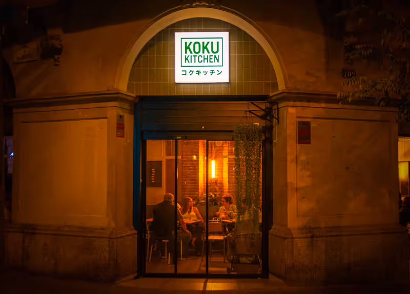 Fachada de Koku Kitchen Sant Antoni, Carrer de Viladomat 104