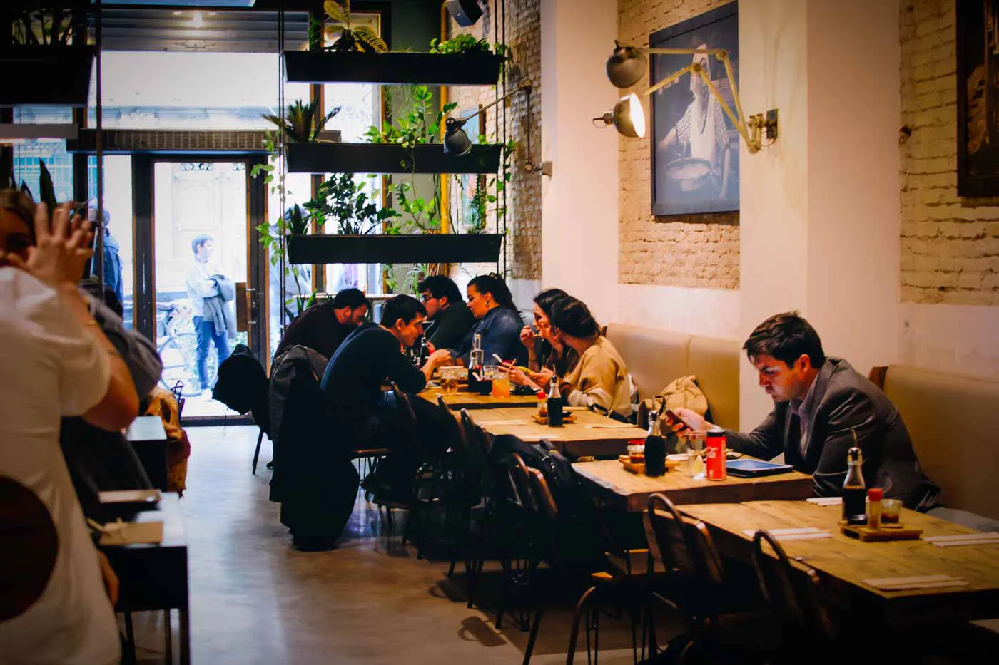Clients menjant al menjador de Koku Kitchen El Born